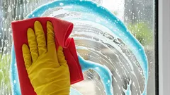 Vetri brillanti senza chimica: prova il detergente fatto in casa con amido di mais