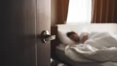 Perché alcune persone dormono con la porta aperta? 6 tratti distintivi della personalità